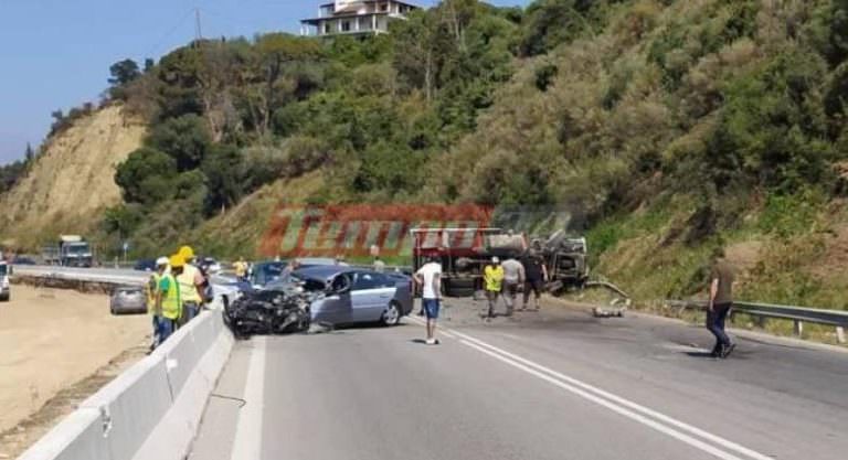 Tροχαίο στην Πατρών – Πύργου: Δύο νεκροί έπειτα από σύγκρουση φορτηγού με ΙΧ, δείτε φωτογραφίες