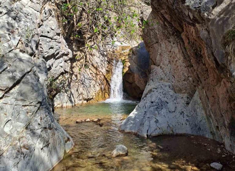 ΑΝΩ ΚΛΕΙΤΟΡΙΑ (ΚΑΡΝΕΣΙ): Αξίζει να επισκεφθείτε το γεφύρι του 18ου αιώνα, την πηγή της Μπουλούμπασης και το πανέμορφο φαράγγι της Δασκαλόβρυσης έως την πηγή του ποταμού Ζούγρα. 