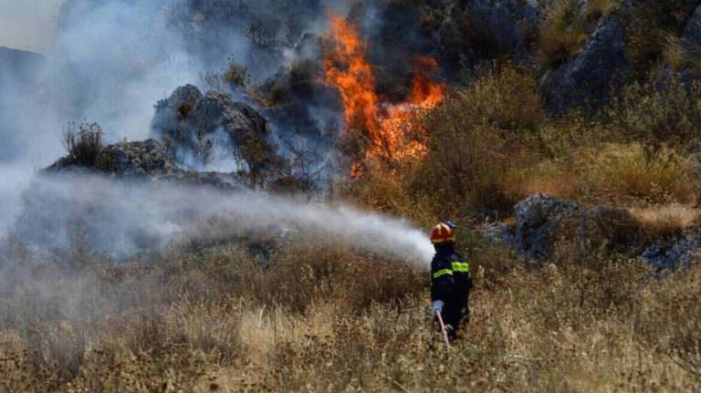 Φωτιά στο Καστράκι Αρκαδίας – Μεγάλη κινητοποίηση με 9 εναέρια