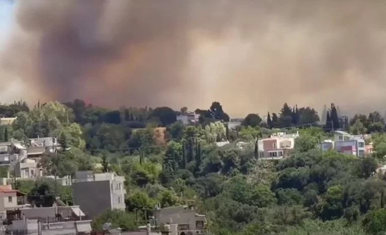 Φωτιά στην Πάτρα: Μηνύματα 112 σε Γηροκομειό, Αρόη, Παγώνα και Εγλυκάδα – Εκκενώθηκαν το Καραμανδάνειο και 2 ιδρύματα