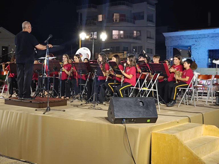 Μάγεψε το Tonight’s station στο Δερβένι Κορινθίας, με τη Δημοτική Φιλαρμονική Καλαβρύτων