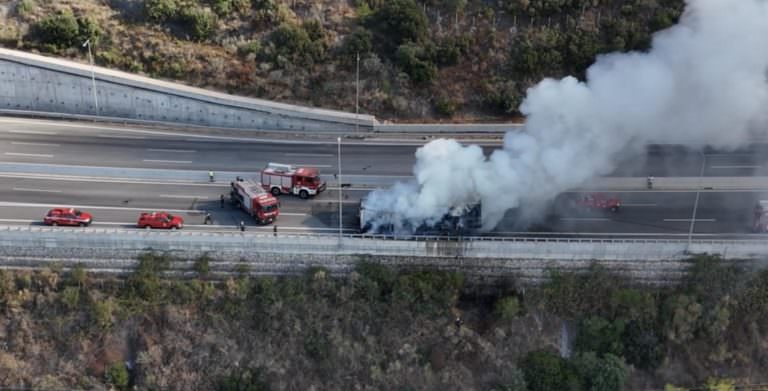 ΠΟΥΝΤΑ: Πυρκαγιά έπιασε πρίν λίγη ώρα νταλίκα στο ύψος της Πούντας