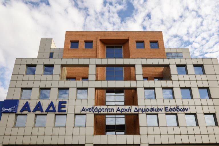 ΑΑΔΕ: Τσίμπησαν συνταξιούχους και μισθωτούς με εισοδήματα κάτω από 10.000 αλλά δαπάνες πάνω και από 200.000 ευρώ