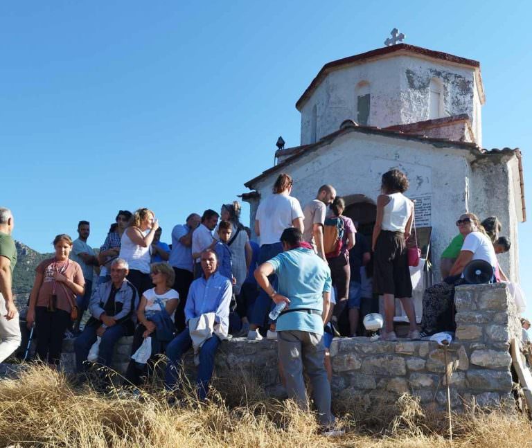 ΚΕΡΤΕΖΗ: Γιόρτασαν τα εννιάμερα της Παναγίας στην κορυφή του βράχου.