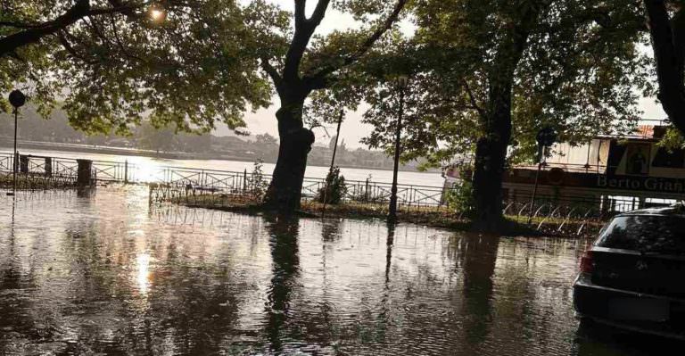 Πάνω από 31.000 κεραυνοί έπεσαν τη Δευτέρα – Πού θα βρέξει την Τρίτη