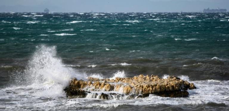 Καιρός: Υποχωρούν οι πολύ υψηλές θερμοκρασίες, δύσκολο τριήμερο με μελτέμια