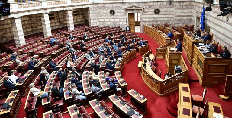 Βουλή: Υπερψηφίστηκε η αναδιάρθρωση του Υπερταμείου και η έκτακτη εισφορά στους παραγωγούς ρεύματος