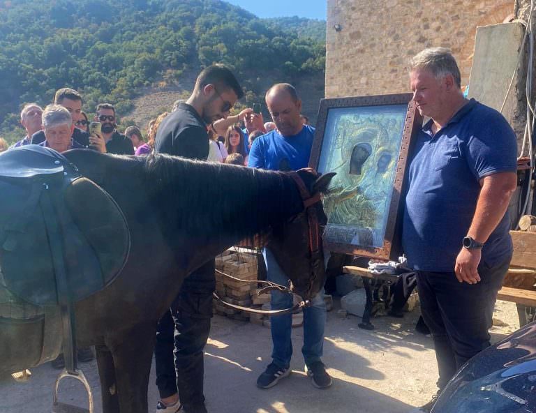 Πλήθος κόσμου κατέφθασε στην Ιερά Μονή Μακελλαριάς – Οι νέοι του Λεοντίου προτίμησαν την πεζοπορία και τα άλογα.