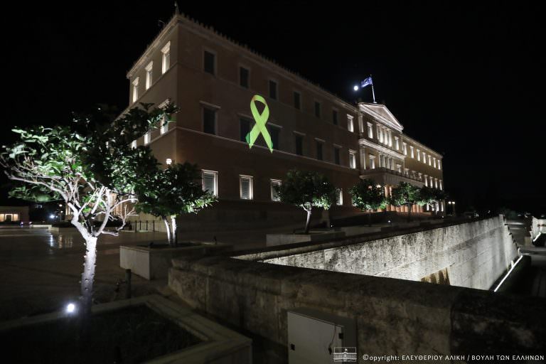 Φωταγώγηση του κτηρίου της Βουλής  με το σύμβολο της μάχης κατά του καρκίνου σε παιδιά και εφήβους