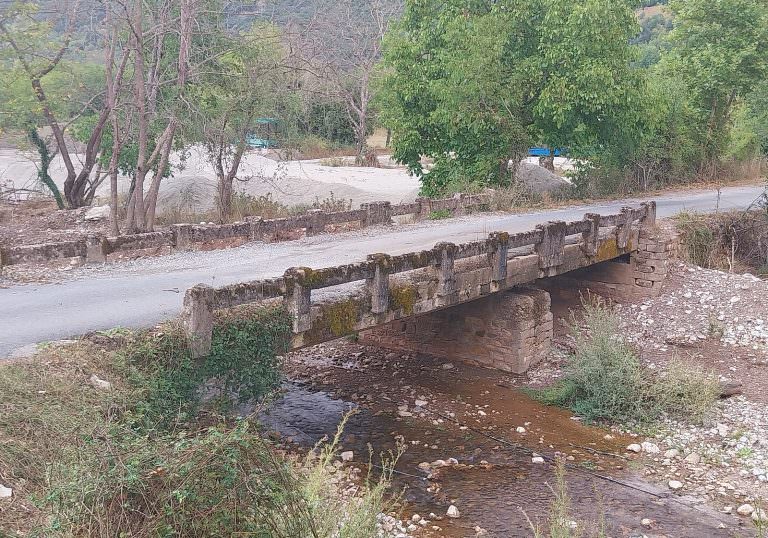 Μαριάνθη Παπασπυροπούλου: Άμεση ανάγκη επισκευών στη γέφυρα του Καλογερικού Μύλου που συνδέει τα 3 χωριά, Δεσινό -Δροβολοβό- Καμενιάνοι, με την Επαρχιακή Οδό Καλαβρύτων – Ψωφίδας.