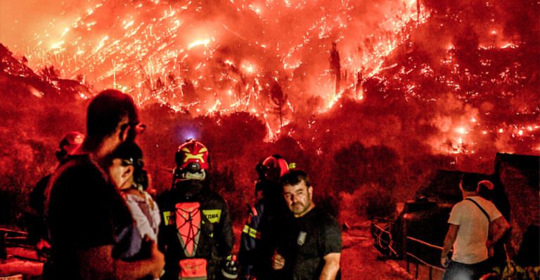 Φωτιά στο Ξυλόκαστρο: Οι δύο αγνοούμενοι οι νεκροί που εντοπίστηκαν – Σε διάσπαρτες εστίες η μάχη των πυροσβεστών