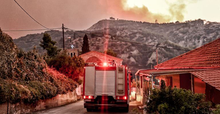 Ξύλοκαστρο: Η τραγική ιστορία των δύο θυμάτων της φωτιάς – Πήγαν να σώσουν φίλο τους που κινδύνευε