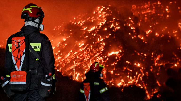 Φωτιά στην Κορινθία: Στα 32 χλμ. το πύρινο μέτωπο