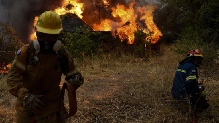 Στο νοσοκομείο μεταφέρθηκε δασοκομάντο λόγω αδιαθεσίας στη διάρκεια κατάσβεσης της φωτιάς στην Αχαΐα