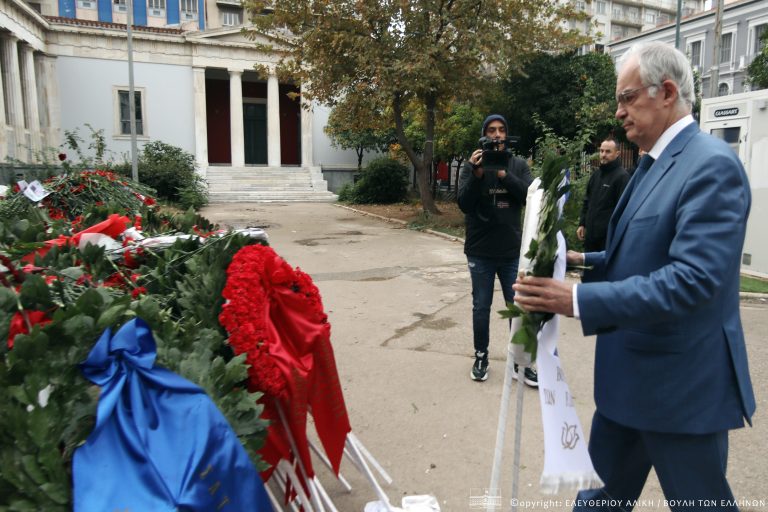 Ο Πρόεδρος της Βουλής των Ελλήνων  κατέθεσε στεφάνι στο Πολυτεχνείο