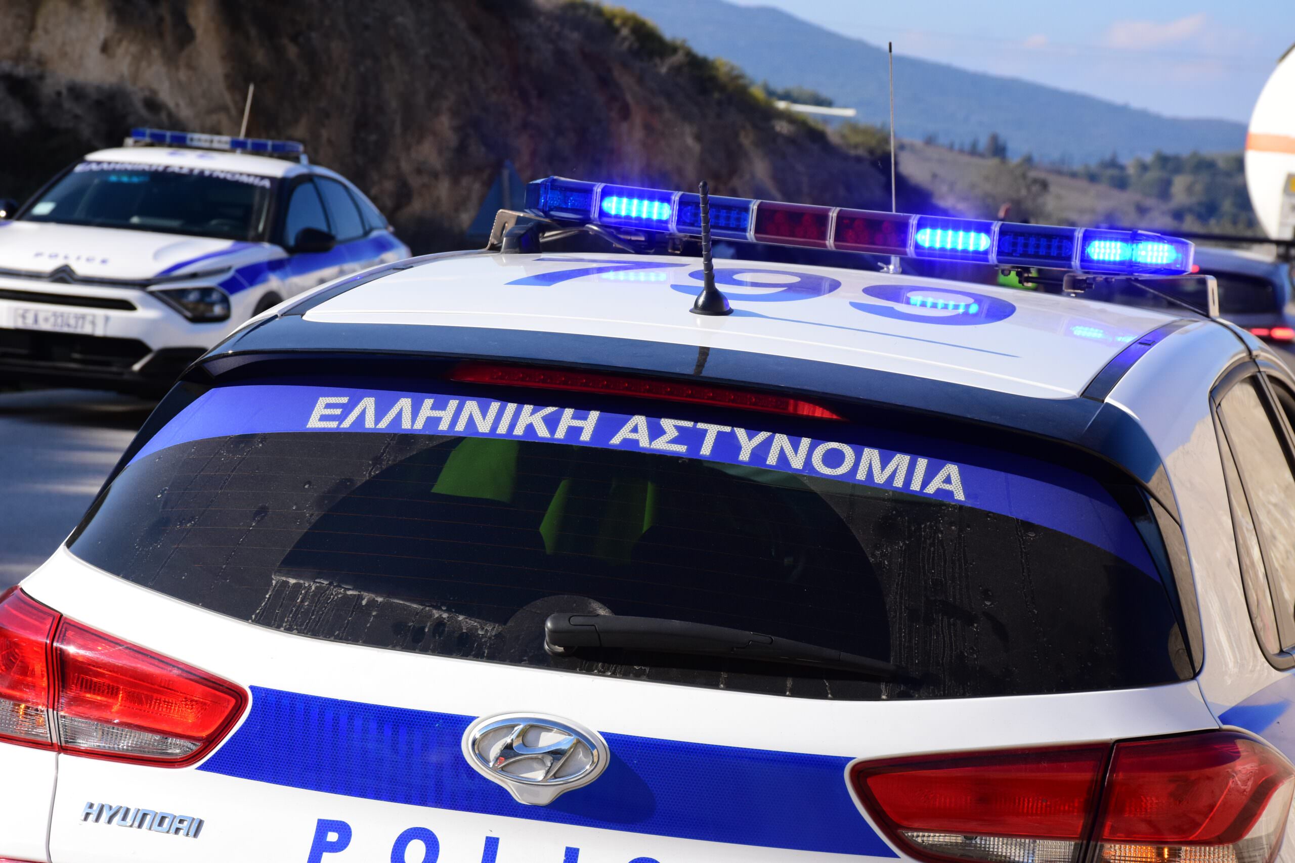 ΚΟΡΙΝΘΙΑ - ΑΥΤΟΚΙΝΗΤΟ ΣΥΓΚΡΟΥΣΤΗΚΕ ΜΕ ΦΟΡΤΗΓΟ ΣΤΑ ΔΕΡΒΕΝΑΚΙΑ.(ΒΑΣΙΛΗΣ ΠΑΠΑΔΟΠΟΥΛΟΣ/EUROKINISSI)