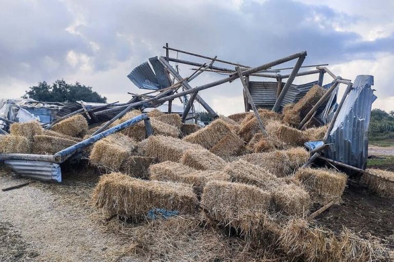 Βουπρασία: Ζημιές από ανεμοστρόβιλο – Και πλημμύρες από μπουρίνι (φωτο)